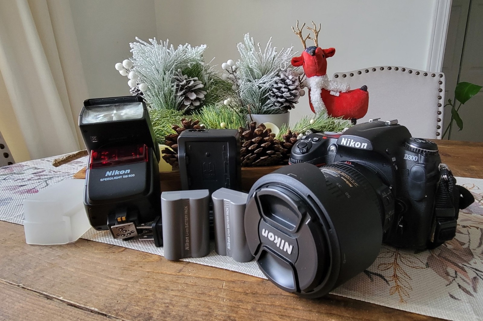 Nikon D 300 with extras( speedlight, 2 batteries, lensehood, carrying case + Nikon D 300 with extras( speedlight, 2 batteries, lensehood, carrying case +
