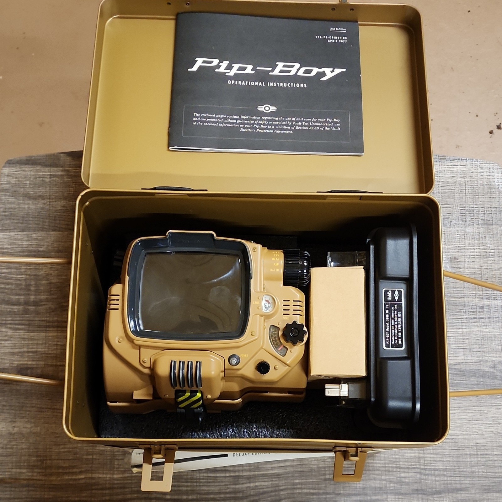 Bethesda Fallout 4 Pip-Boy 3000 Mk IV Deluxe Edition Vault Boy Bluetooth Bethesda Fallout 4 Pip-Boy 3000 Mk IV Deluxe Edition Vault Boy Bluetooth