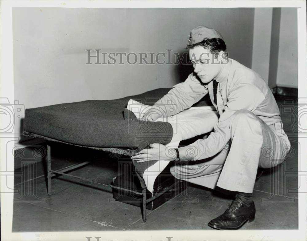 1941 Press Photo An Army recruit tucks the sheet into a neat hospital corner