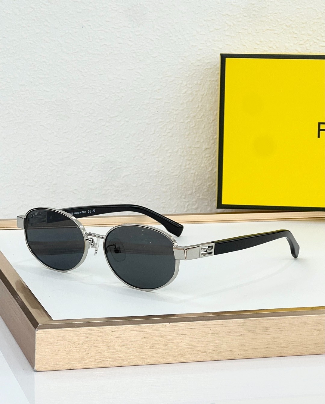 FENDI FE40217U Silver Black Round Sunglasses Gray Lens 57-16-140 FENDI FE40217U Silver Black Round Sunglasses Gray Lens 57-16-140