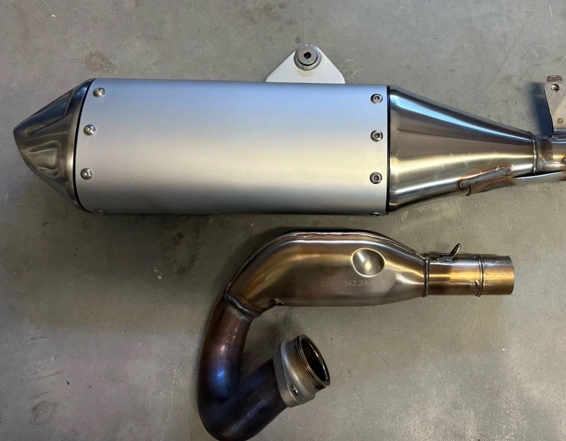 2025/26 Ducati DESMO 450 MX OEM Exhaust Manifold & Silencer 57015422A 57316193A 2025/26 Ducati DESMO 450 MX OEM Exhaust Manifold & Silencer 57015422A 57316193A