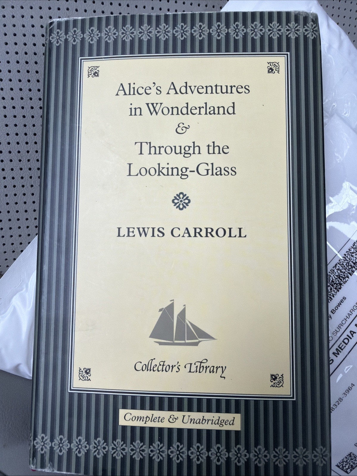 Vtg Alice's Adventures in Wonderland and Through the Looking Glass Set Pre-Owned Vtg Alice's Adventures in Wonderland and Through the Looking Glass Set Pre-Owned