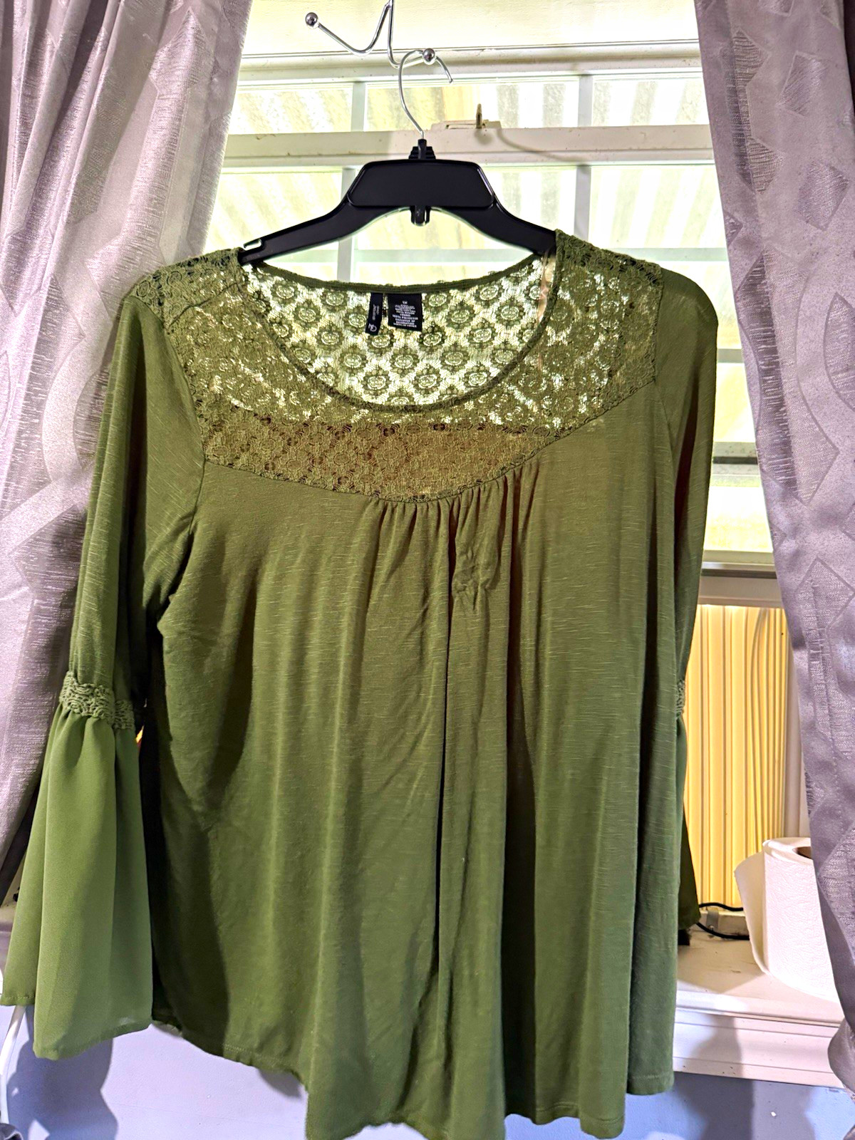 New Directions 1X Green Solid Scoop Neck 3/4 Bell Sleeve Lace Pullover Top