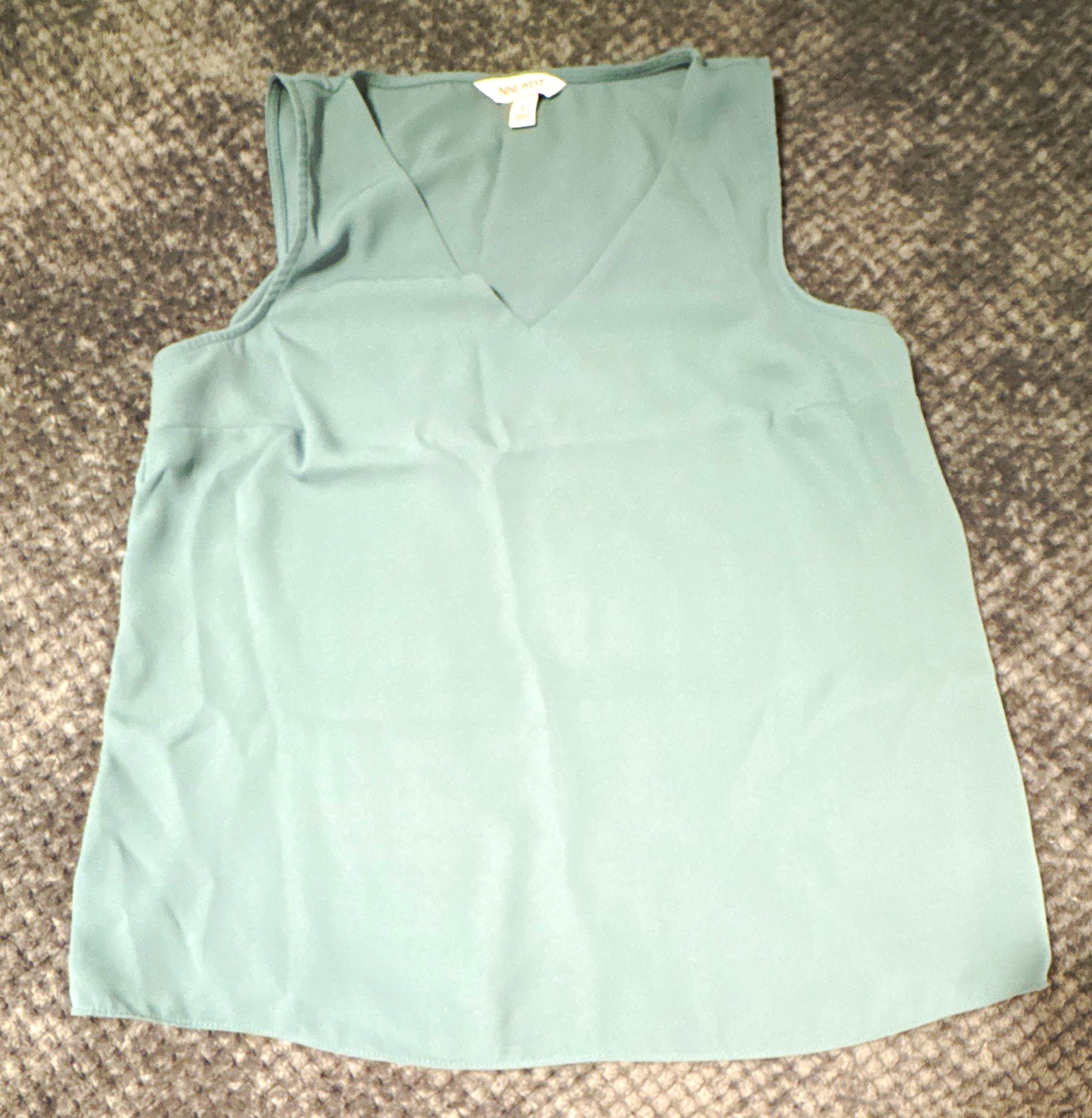 Nine West Women’s Green Solid V-Neck Sleeveless Pullover Blouse Size S Nine West Women’s Green Solid V-Neck Sleeveless Pullover Blouse Size S