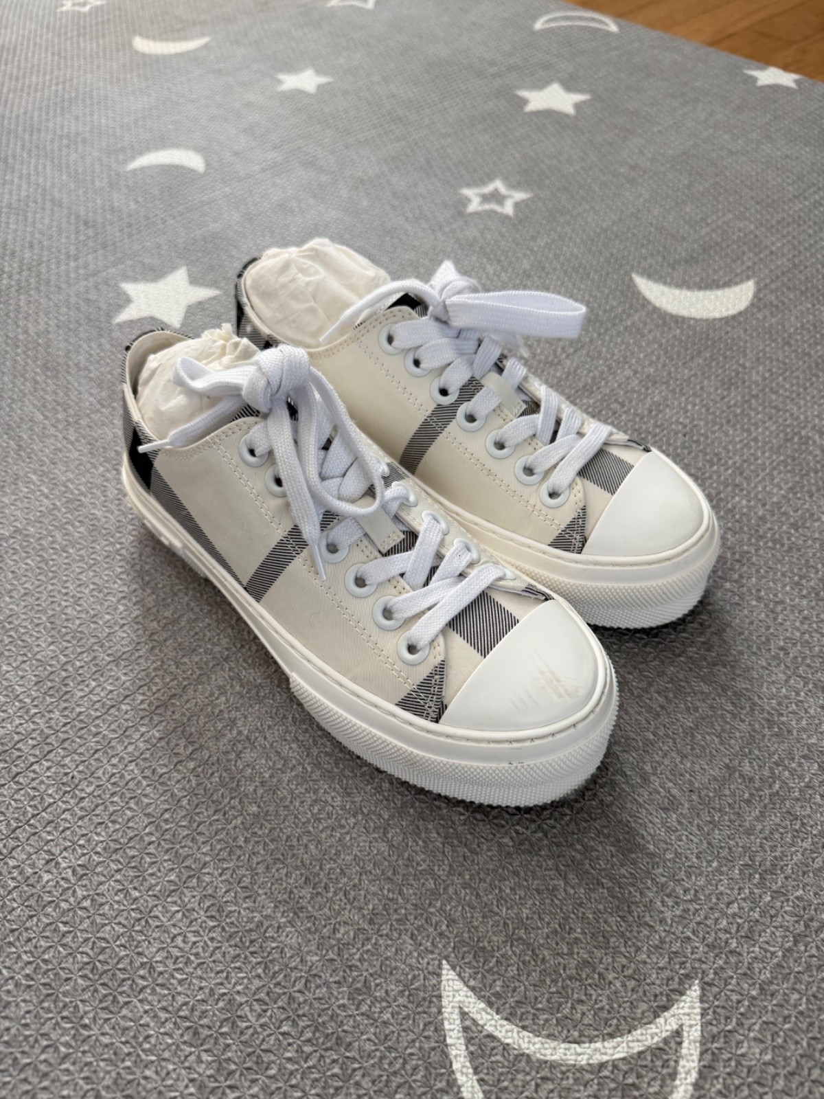 Burberry Gray/White Plaid Canvas Low-Top Lace-Up Sneakers Size 36 1/2 Burberry Gray/White Plaid Canvas Low-Top Lace-Up Sneakers Size 36 1/2