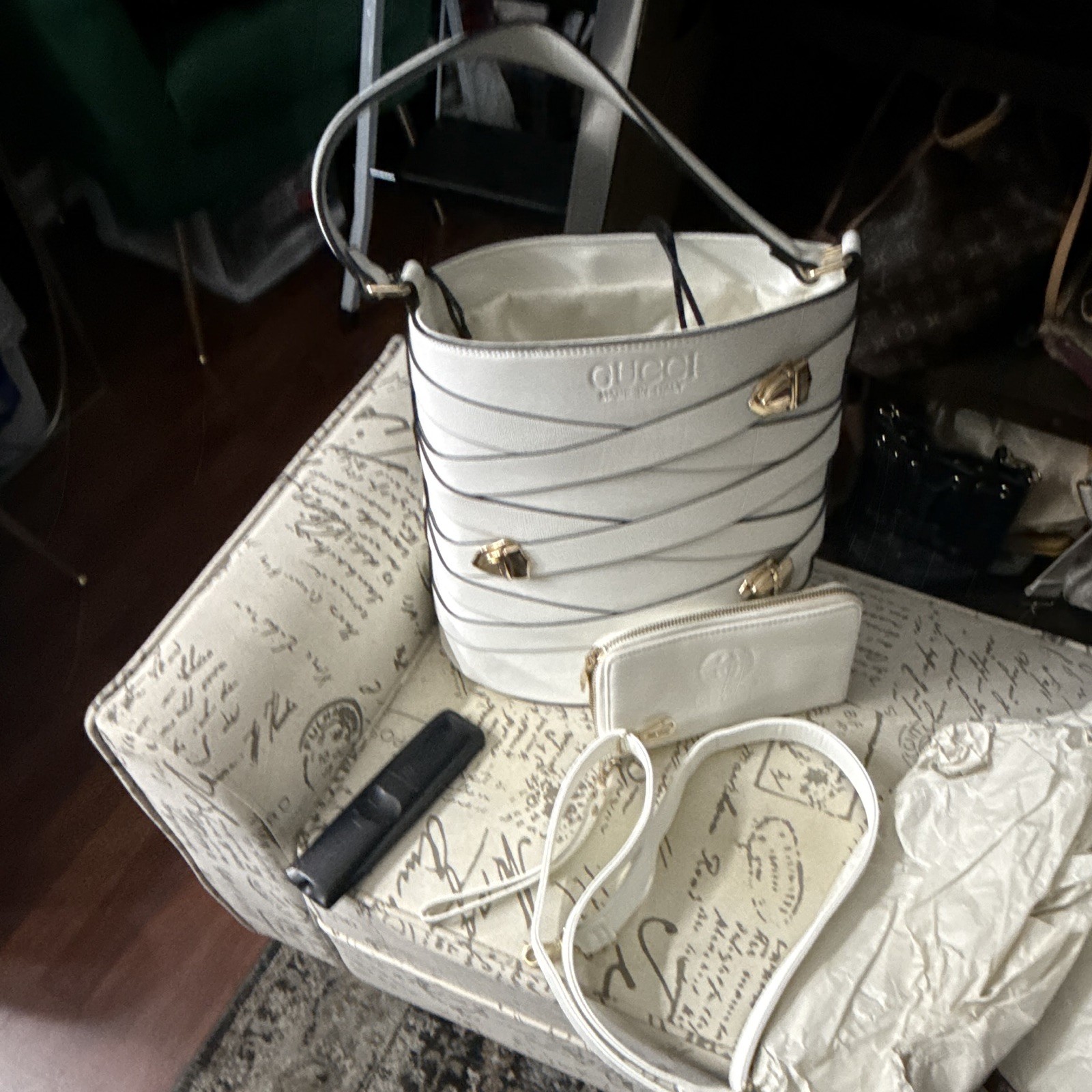 Gucci White Bucket Drawstring Shoulder Bag Striped Gold HW w/ Coin Purse Gucci White Bucket Drawstring Shoulder Bag Striped Gold HW w/ Coin Purse