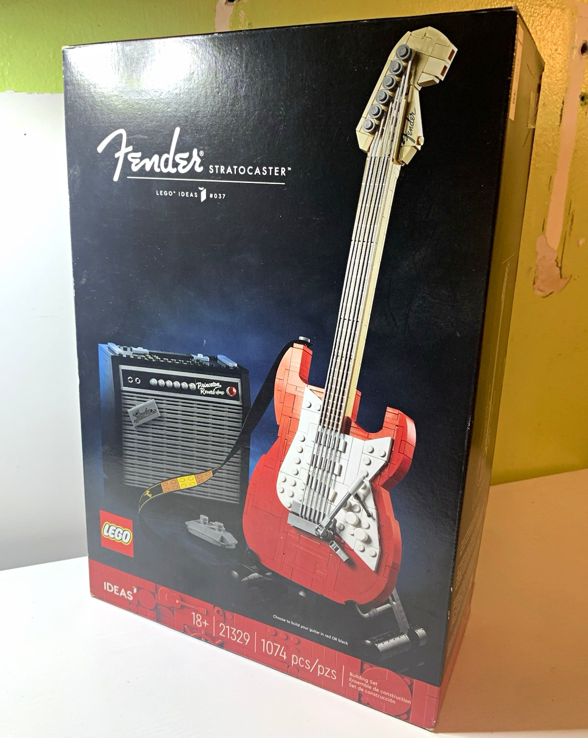 LEGO Ideas Fender Stratocaster 21329 Complete Set 1074 Pieces 18+ DAMAGED BOX LEGO Ideas Fender Stratocaster 21329 Complete Set 1074 Pieces 18+ DAMAGED BOX