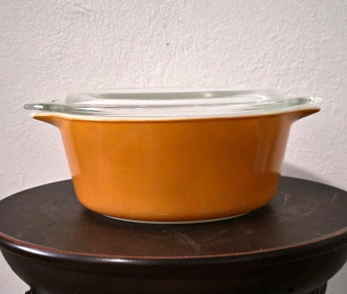 Vintage Pyrex 472 1.5 pt Dark Orange Round Casserole Dish w/ Clear Glass Lid Vintage Pyrex 472 1.5 pt Dark Orange Round Casserole Dish w/ Clear Glass Lid