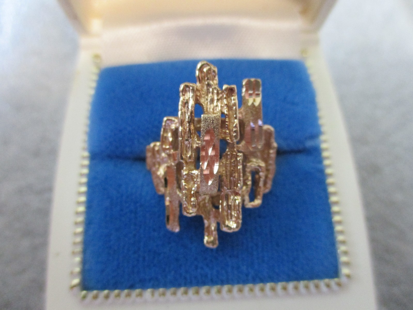 VTG 10K YELLOW GOLD TEXTURED ABSTRACT BRUTALIST LAYERED PANEL RING 4gr- Sz ~5.25