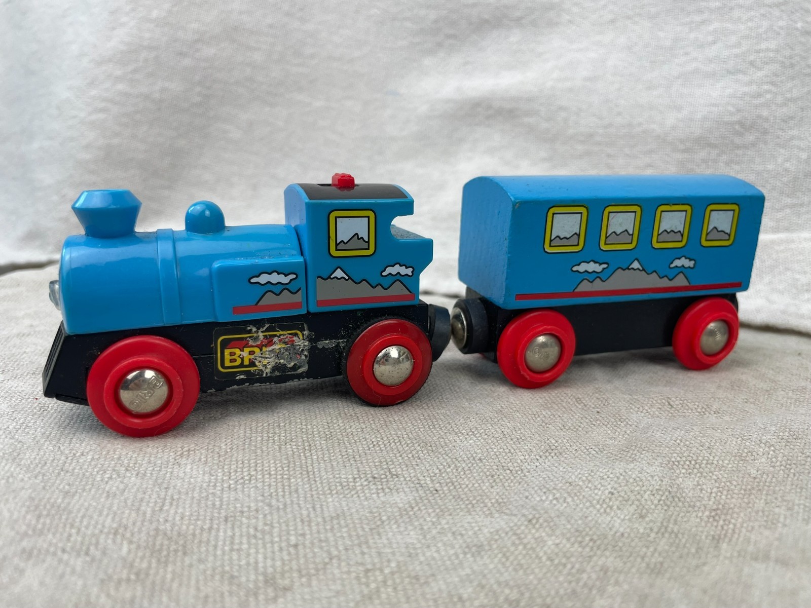 BRIO World Railway Battery Powered TRAIN with Passenger Coach Blue *UNTESTED* BRIO World Railway Battery Powered TRAIN with Passenger Coach Blue *UNTESTED*