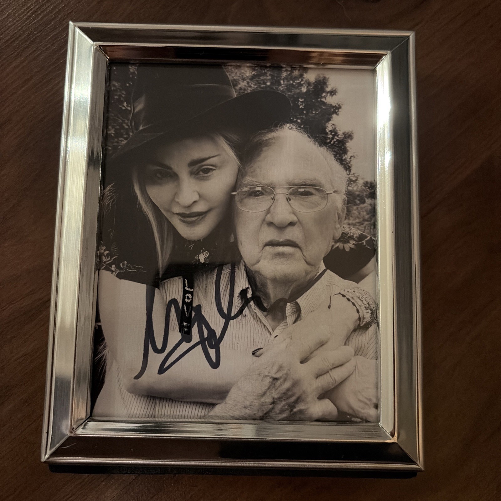 Madonna hand signed autograph to support her father’s winery Madonna hand signed autograph to support her father’s winery