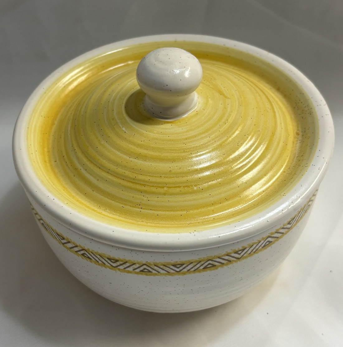 Franciscan Covered Bowl 2-Piece Speckled White/Yellow Ceramic Glossy 16-58 Franciscan Covered Bowl 2-Piece Speckled White/Yellow Ceramic Glossy 16-58