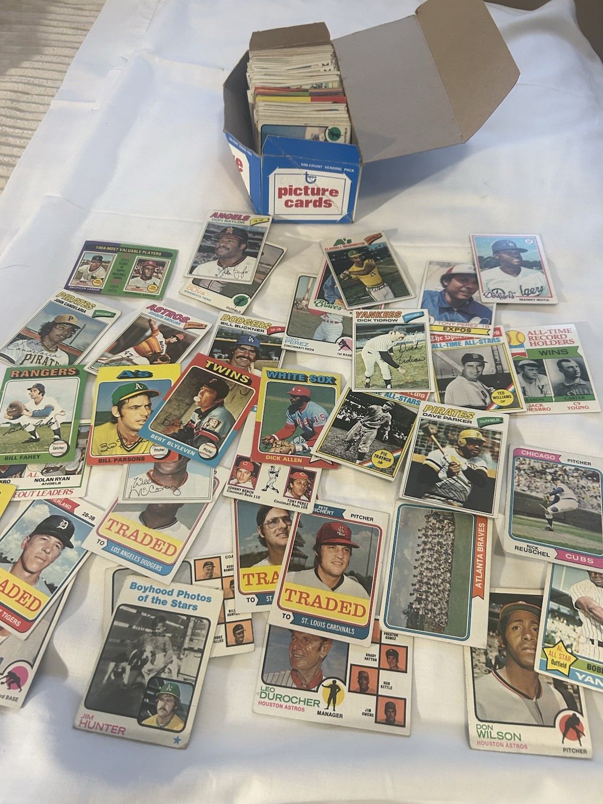 Lot Of Over 300 Topps 73,74,75,76,77,78,79 Minor Stars And Commons Lot Of Over 300 Topps 73,74,75,76,77,78,79 Minor Stars And Commons