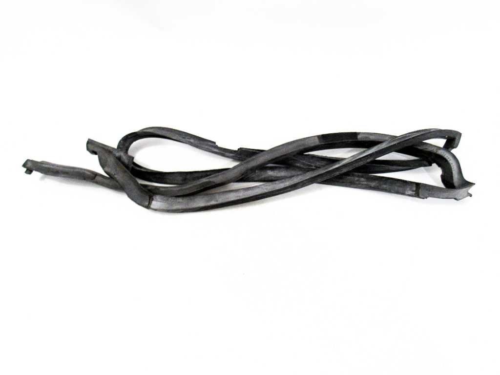 59-71 Mercedes W111 W112 Coupe Convertible Front Left Door Weatherstrip Seal NEW