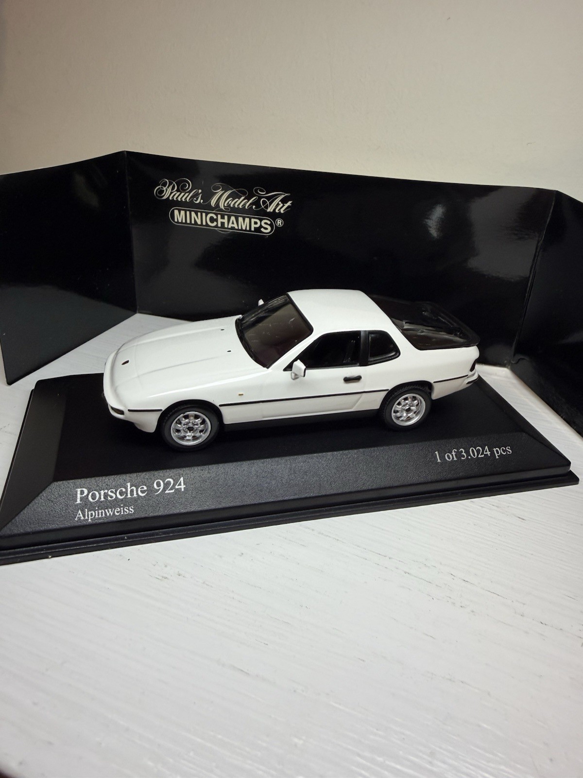 Minichamps 1:43 Porsche 924 -1984 – Alpine White (Alpinweiss) Limited Edition