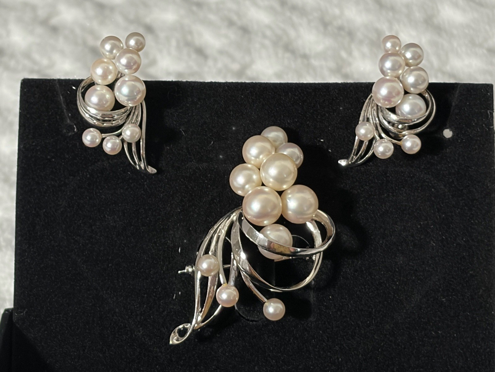 Mikimoto, Akoya 11 pearl brooch and 9 pearls on each earring, (29) Mikimoto, Akoya 11 pearl brooch and 9 pearls on each earring, (29)
