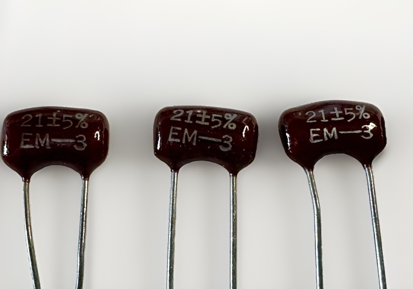 25 Genuine El-Menco 21pF ±5% Dipped Silver Mica Capacitors Vintage NOS Radial
