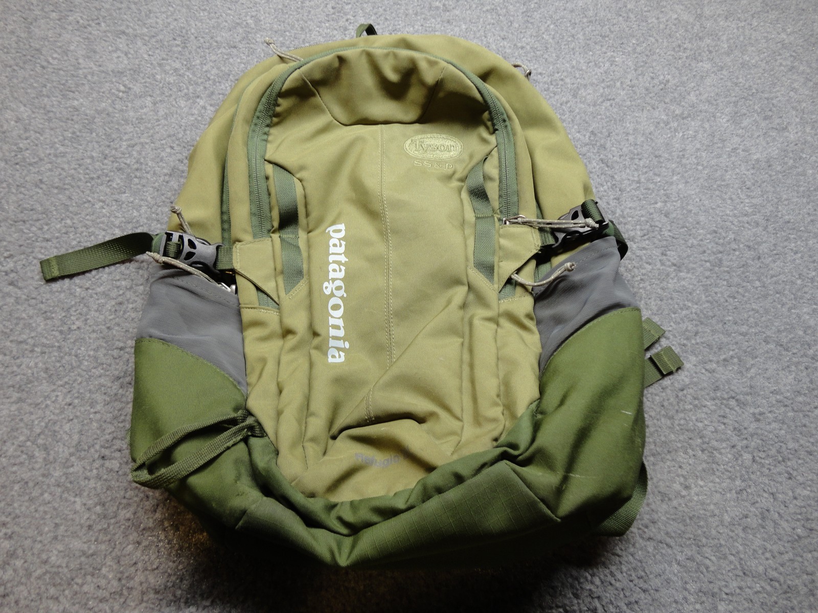 Patagonia Refugio 28L Backpack Green Hiking Daypack Mens Pockets Padded Straps