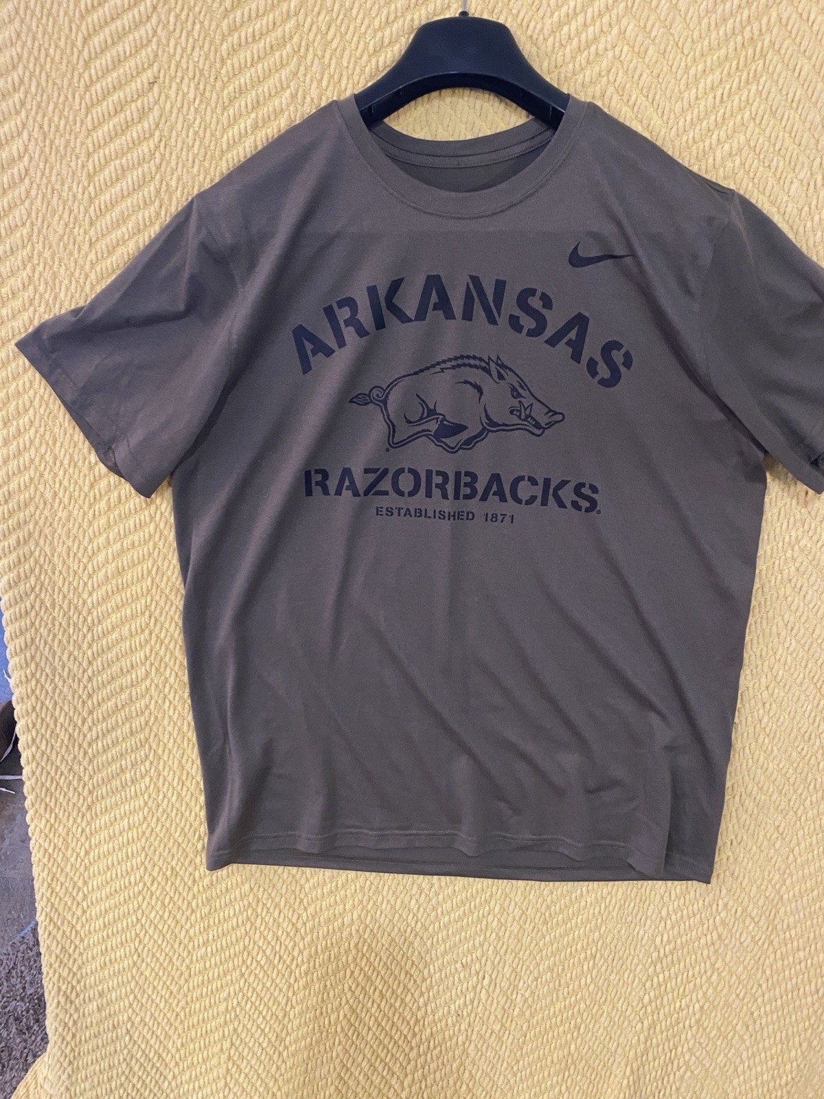 Nike The Nike Tee Dri-Fit Arkansas Razorbacks Graphic Shirt Mens XL Army Green