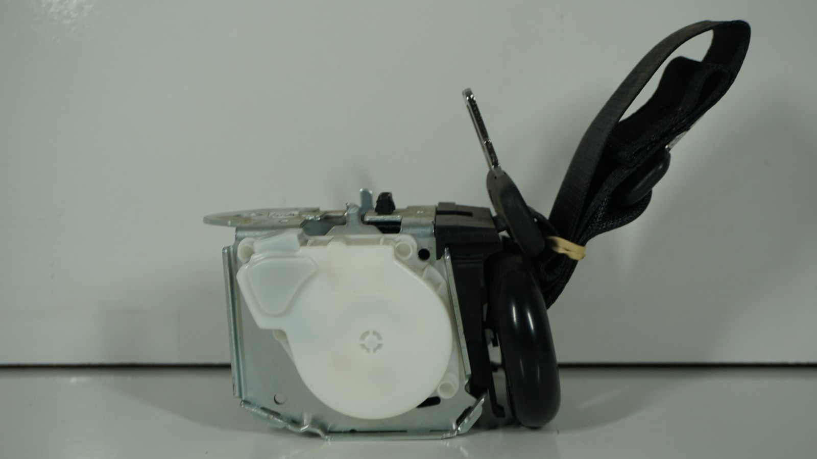 2024-2025 Tesla Cybertruck Second Row Center Retractor Black OEM 1836993-N1-B