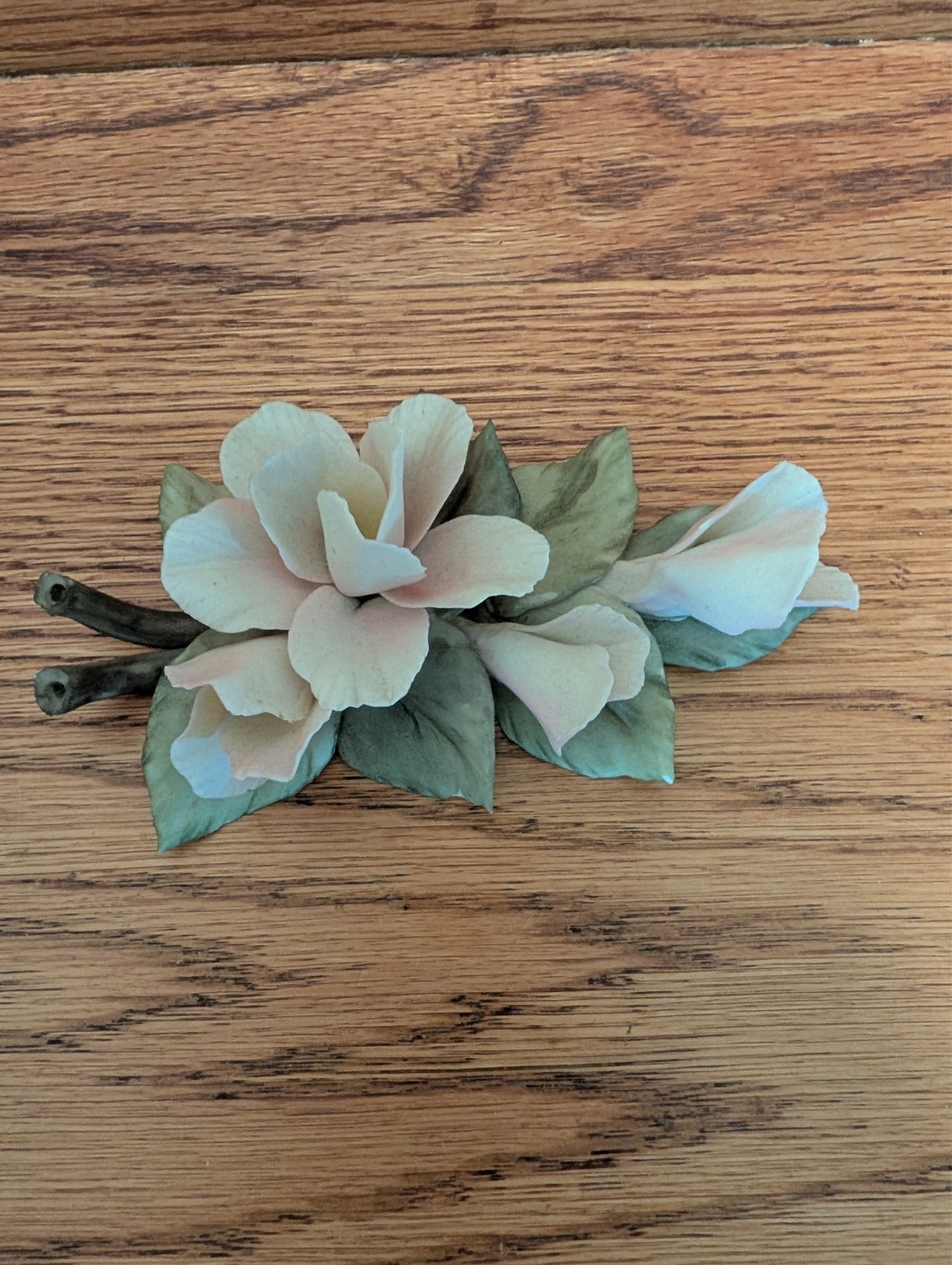 Beautiful Vintage Capodimonte-Style Porcelain Flower Figurine Beautiful Vintage Capodimonte-Style Porcelain Flower Figurine