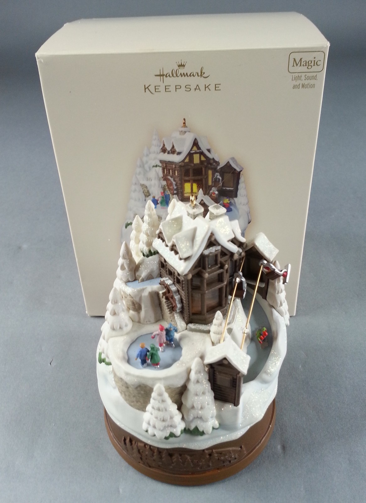 2007 Hallmark Keepsake Snowy Mountain Lodge Christmas Holiday Ornament Works