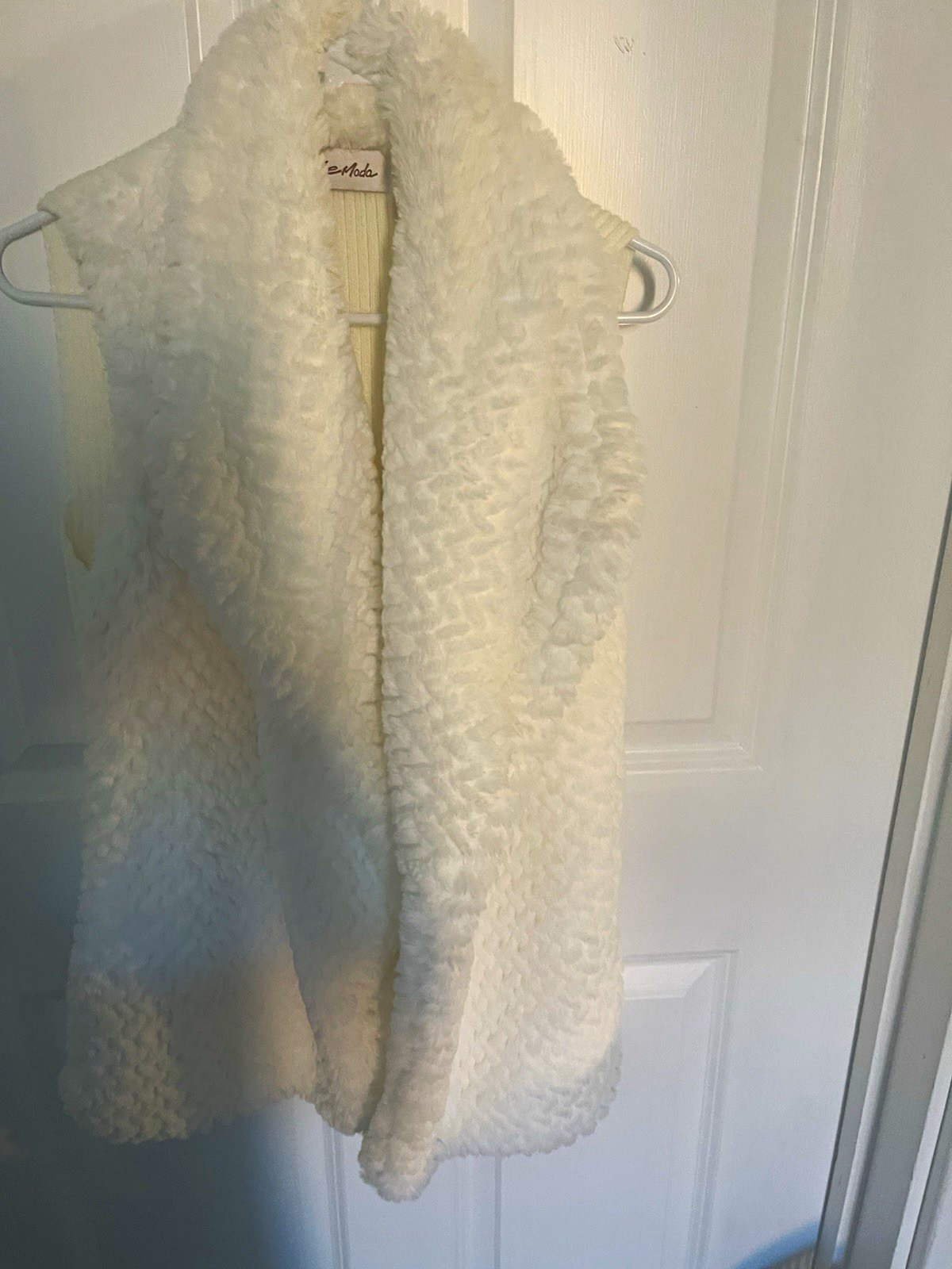 Le Moda Women\'s White Faux Fur Vest