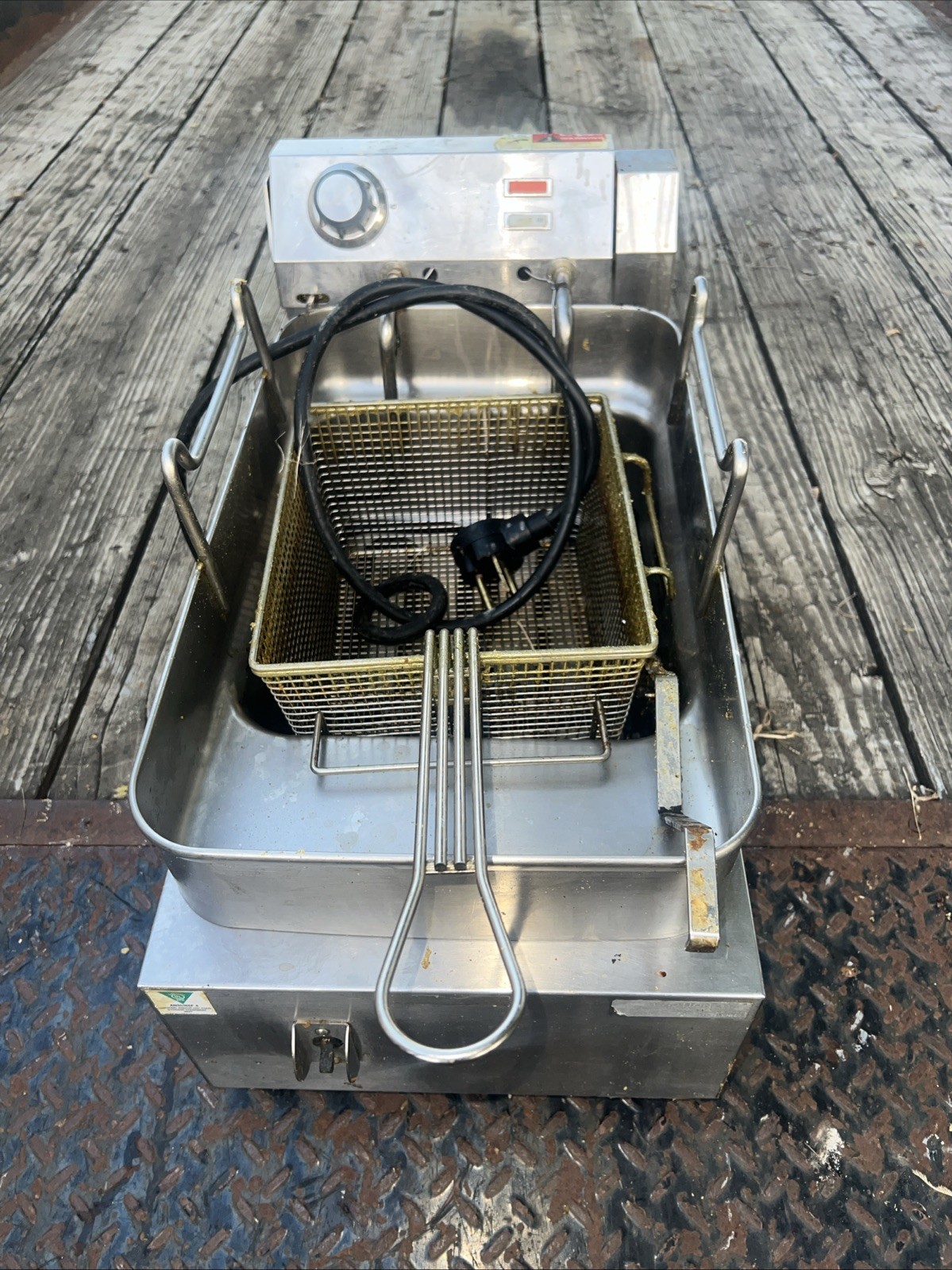 Wells 5E-F15CY 15 lb. Electric Countertop Fryer - 208-240V, 4319/5750W I Wells 5E-F15CY 15 lb. Electric Countertop Fryer - 208-240V, 4319/5750W I