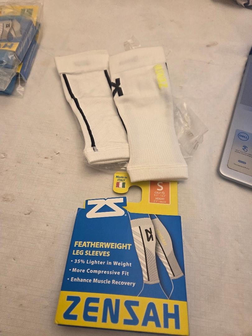 Zensah Featherweight Calf Leg Compression Sleeves (PAIR) Pick Size & Color Zensah Featherweight Calf Leg Compression Sleeves (PAIR) Pick Size & Color