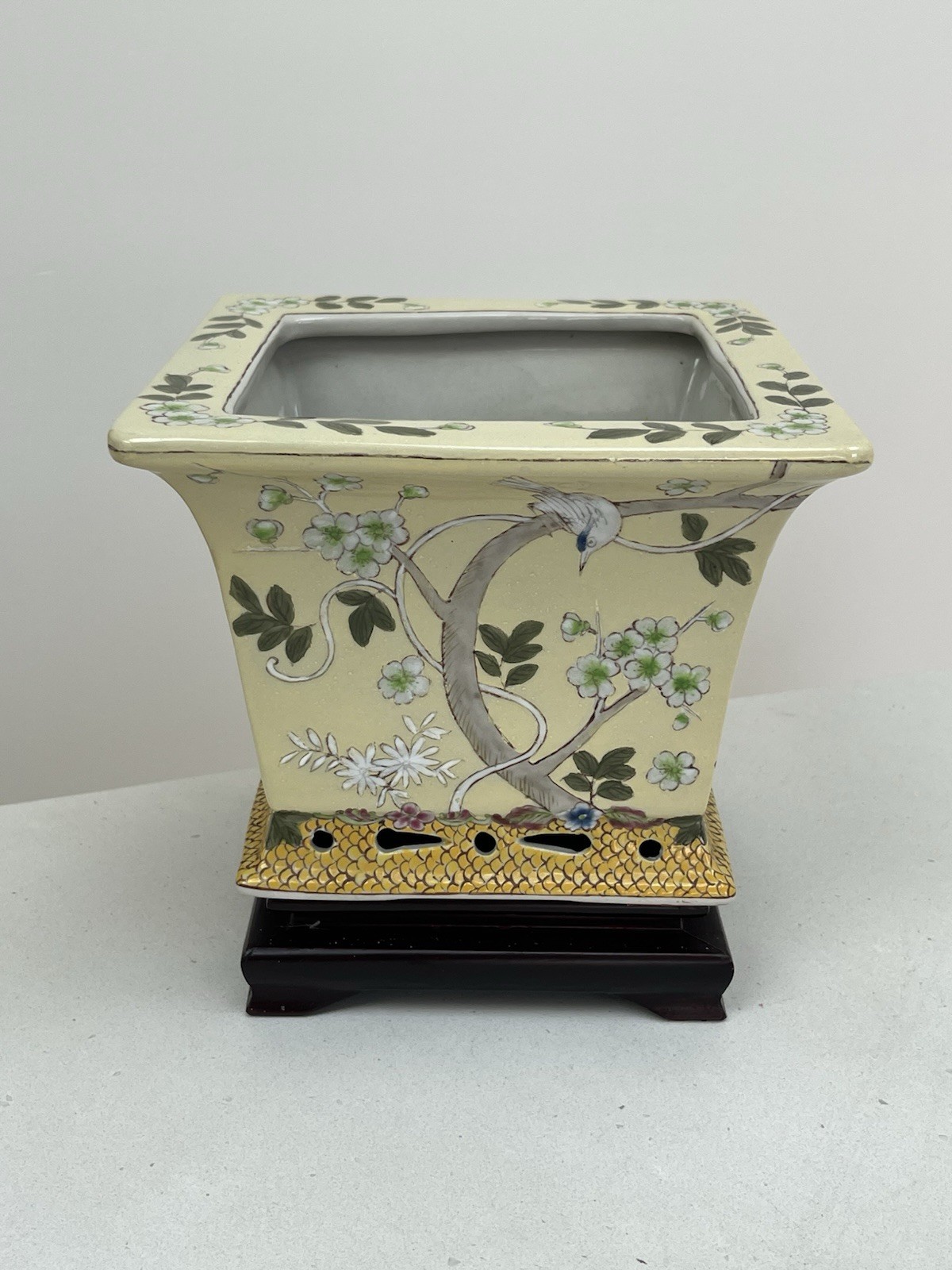 Vintage Chinese Hand Painted Famille Rose Planter Jardinier Vintage Chinese Hand Painted Famille Rose Planter Jardinier