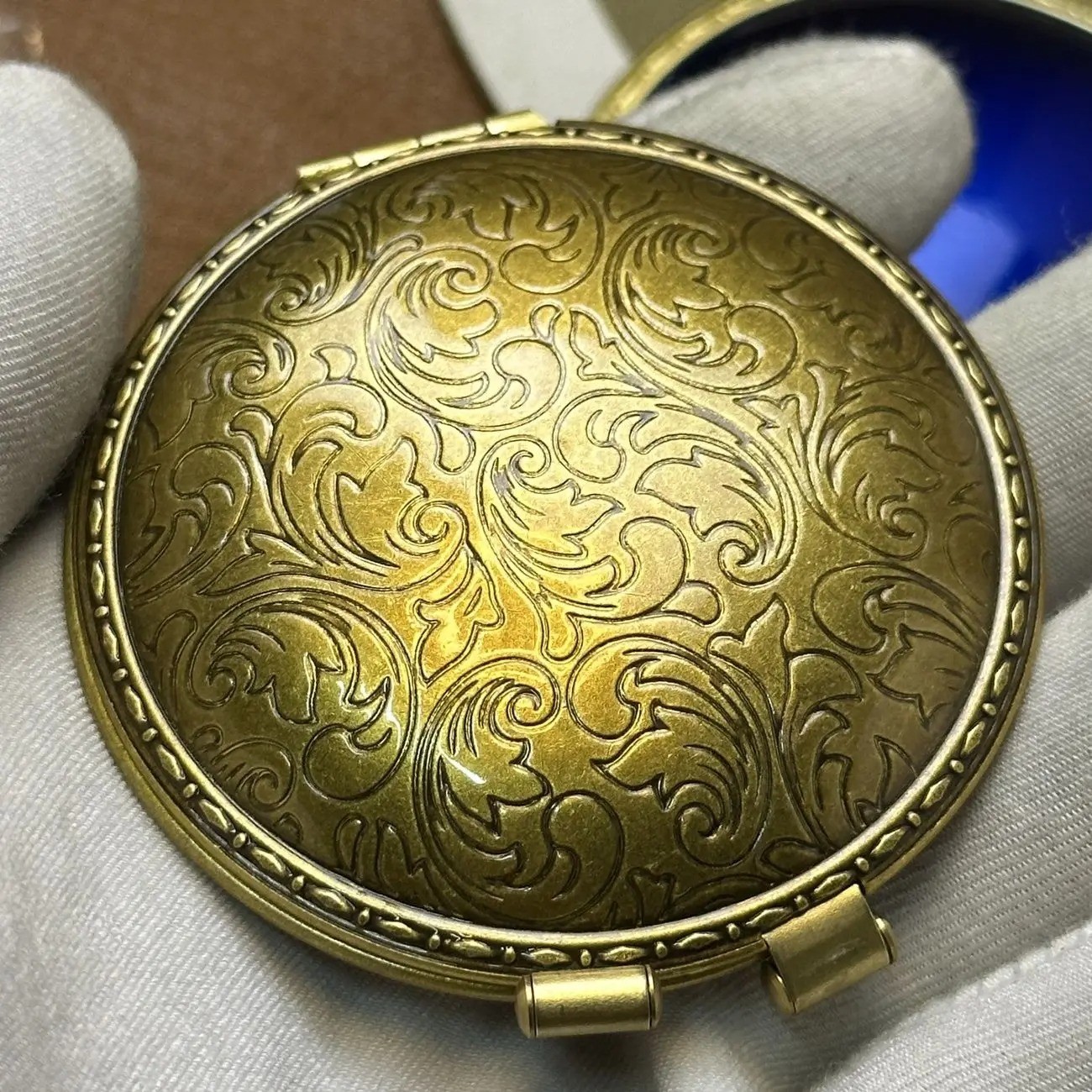 American Compact Round Semi-Automatic Fuel Handmade Brass Antique Lighters American Compact Round Semi-Automatic Fuel Handmade Brass Antique Lighters