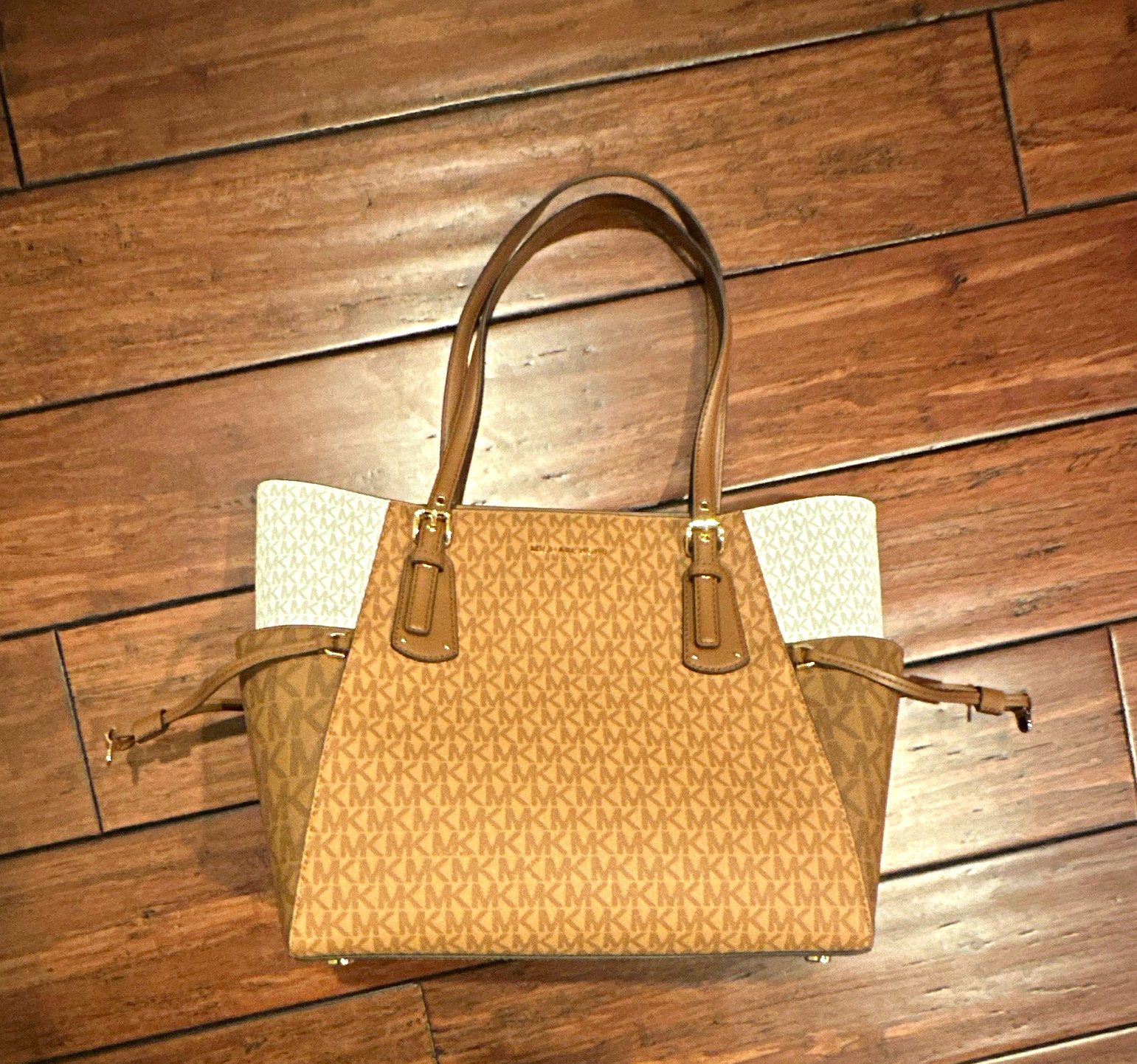 Michael Kors Voyager Monogram Tote Brown/Beige Gold Hardware Inner Pockets Michael Kors Voyager Monogram Tote Brown/Beige Gold Hardware Inner Pockets