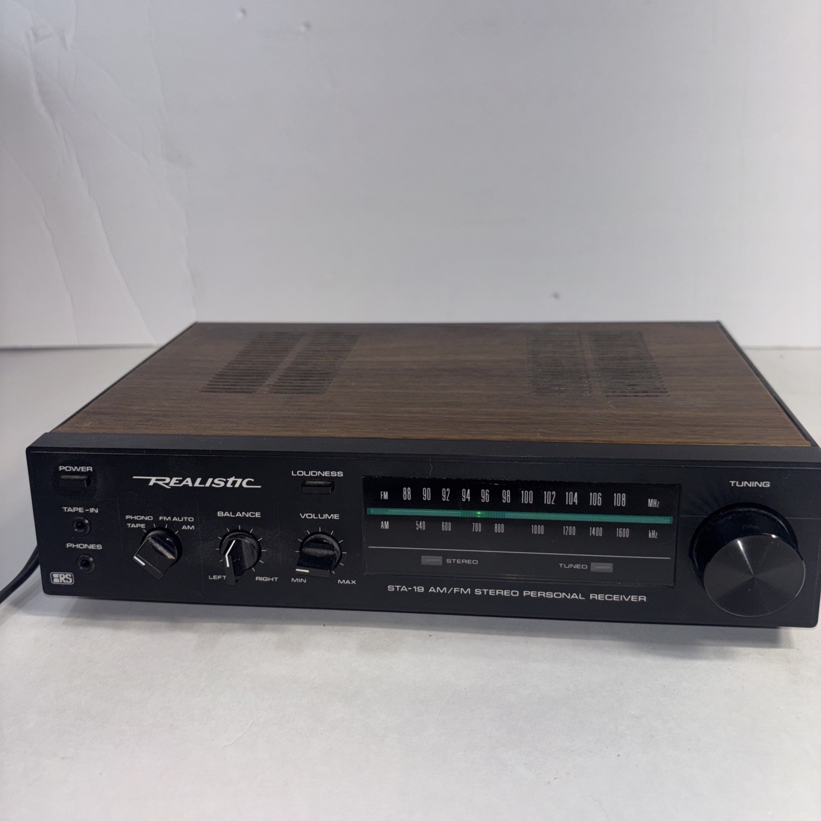 Realistic 31-1975A, STA-19, AM/FM Stereo Receiver-Phono-Tape Input Output Read Realistic 31-1975A, STA-19, AM/FM Stereo Receiver-Phono-Tape Input Output Read