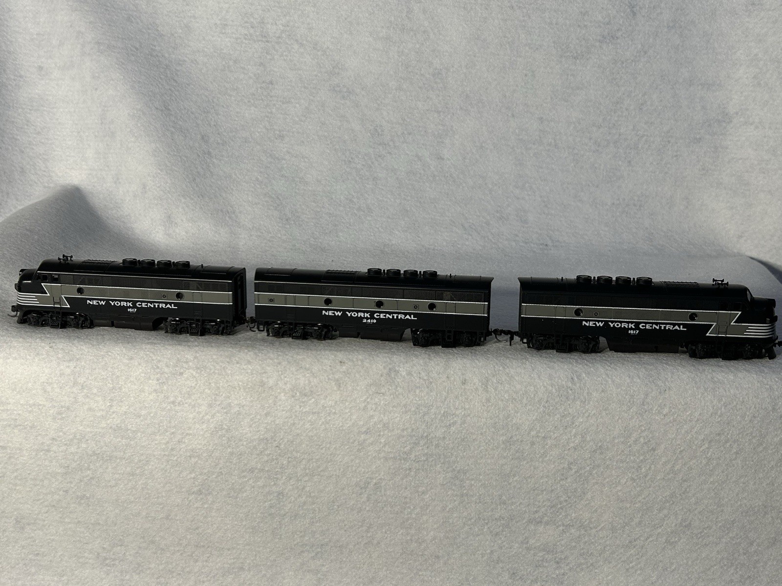 Nice Stewart/KATO NYC  RR LIGHTNING STRIPE F-3 A/B/A Set A’s Pwrd./ B Unpwrd. HO