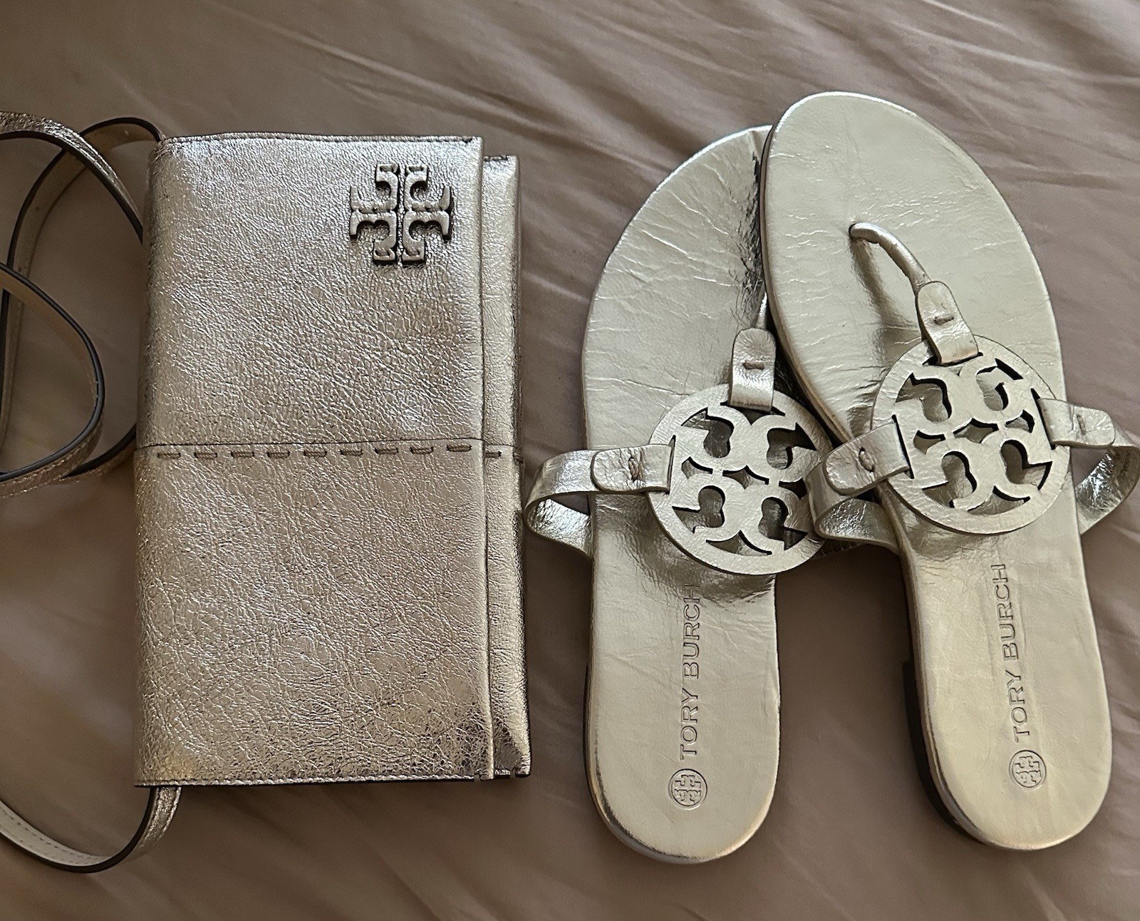 Tory Burch Gold Thong Sandals Logo Accent Leather Slip-On Women’s 10 and bag. 