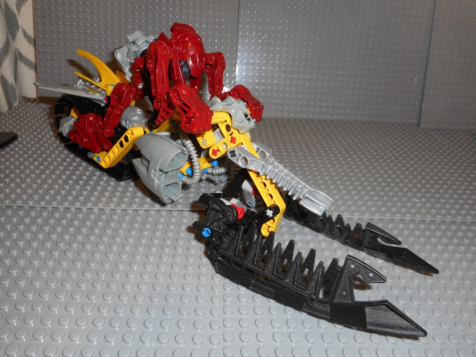 LEGO BIONICLE: Cendox V1 (8992), near complete