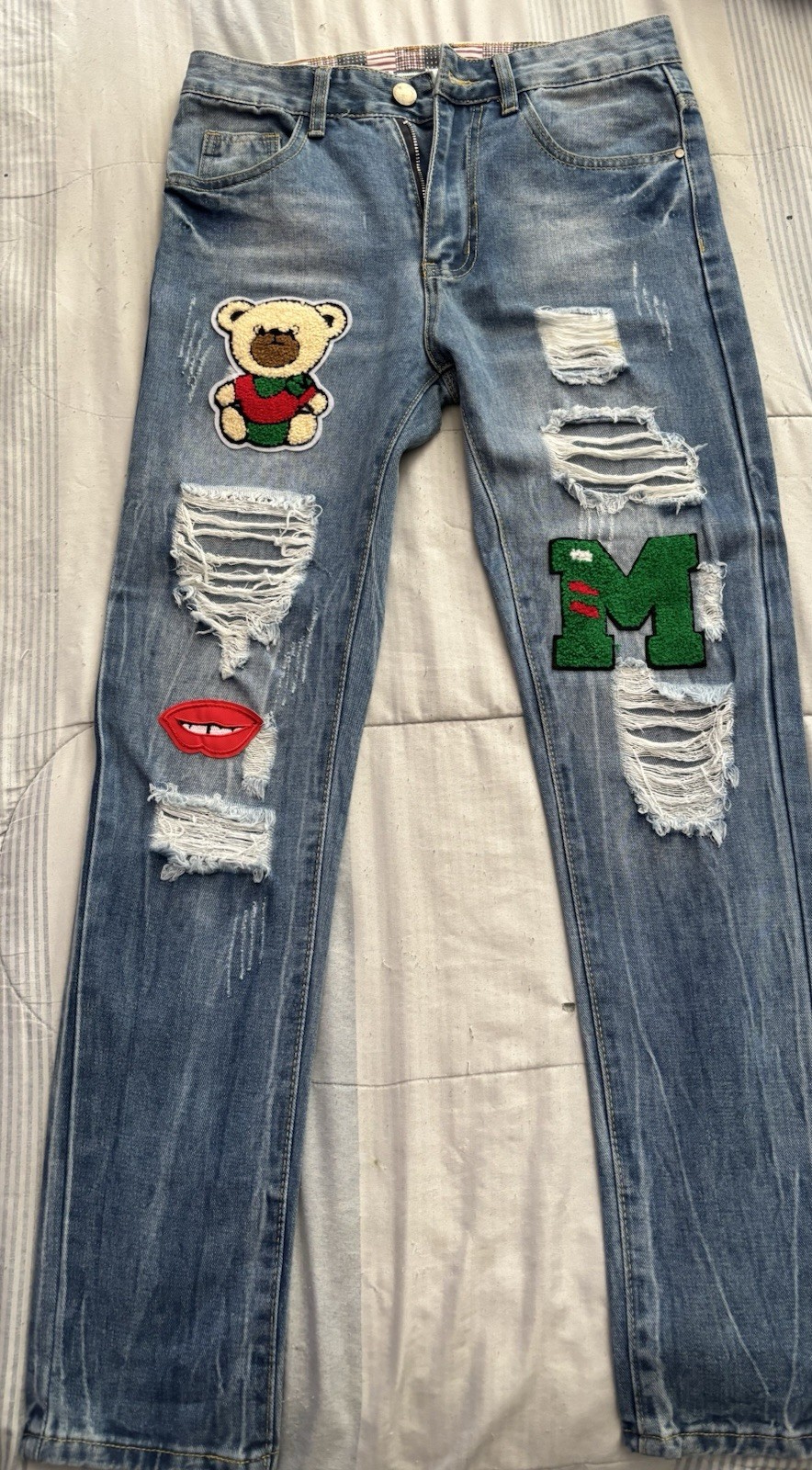 Blue denim jeans with patches and embroidery Blue denim jeans with patches and embroidery