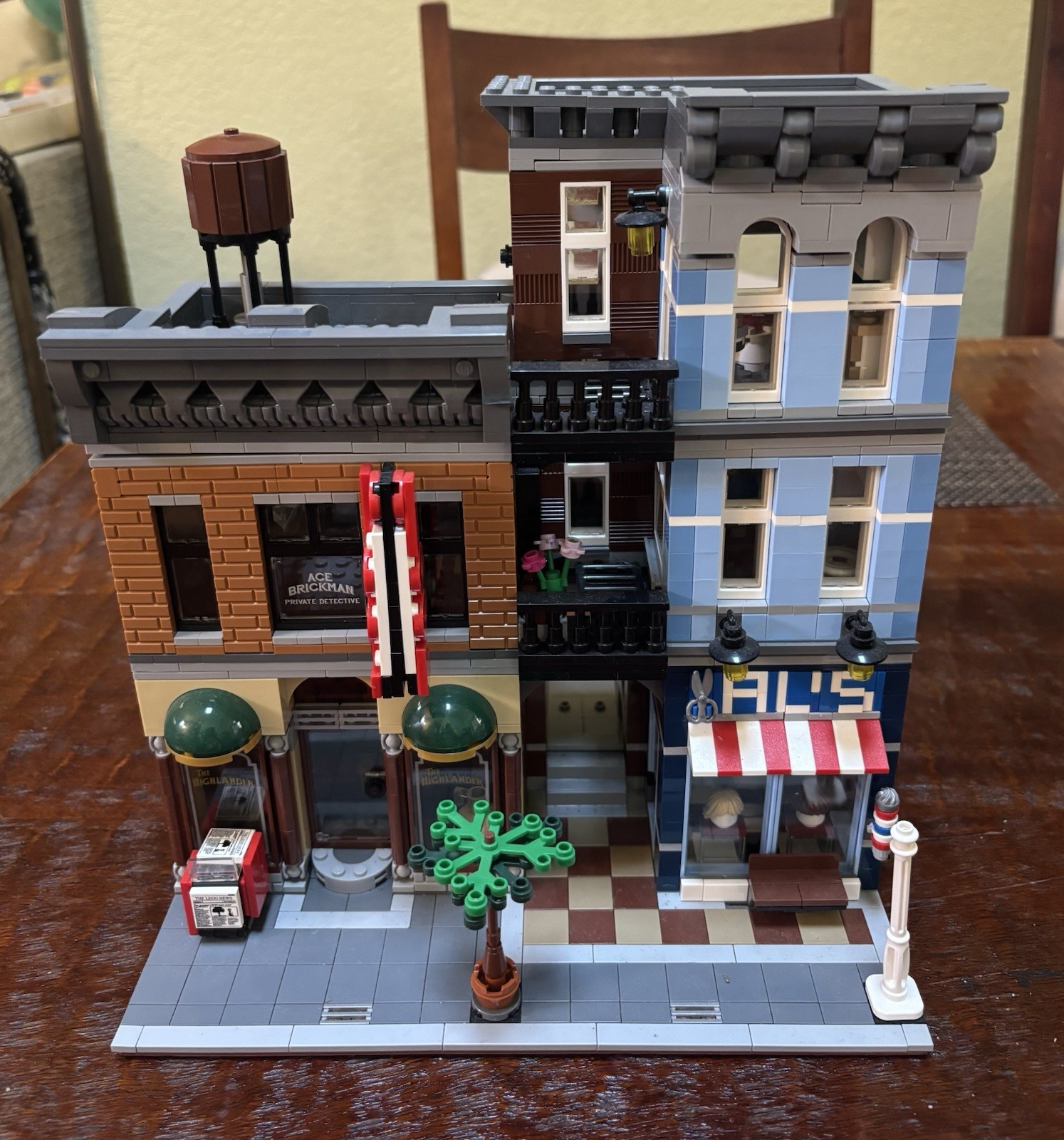 LEGO 10246 Detective’s Office Excellent Condition No Minifigures NR LEGO 10246 Detective’s Office Excellent Condition No Minifigures NR