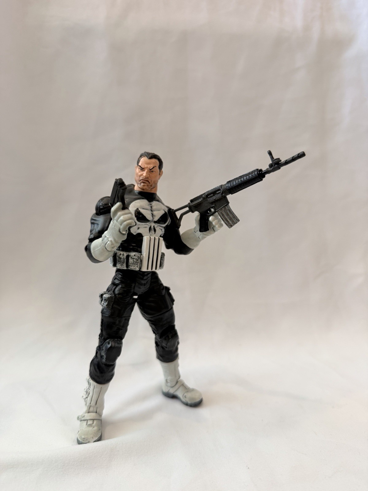 2003 ToyBiz Marvel Legends Series IV The Punisher 6” Action Figure w/ Firearms