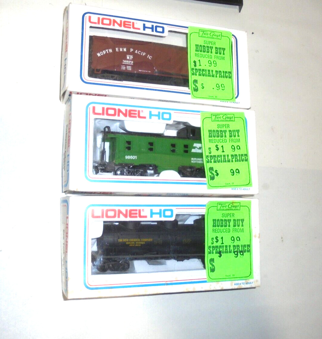 LIONEL 3 HO VINTAGE TRAIN FREIGHT CARS WITH BOXES LIONEL 3 HO VINTAGE TRAIN FREIGHT CARS WITH BOXES