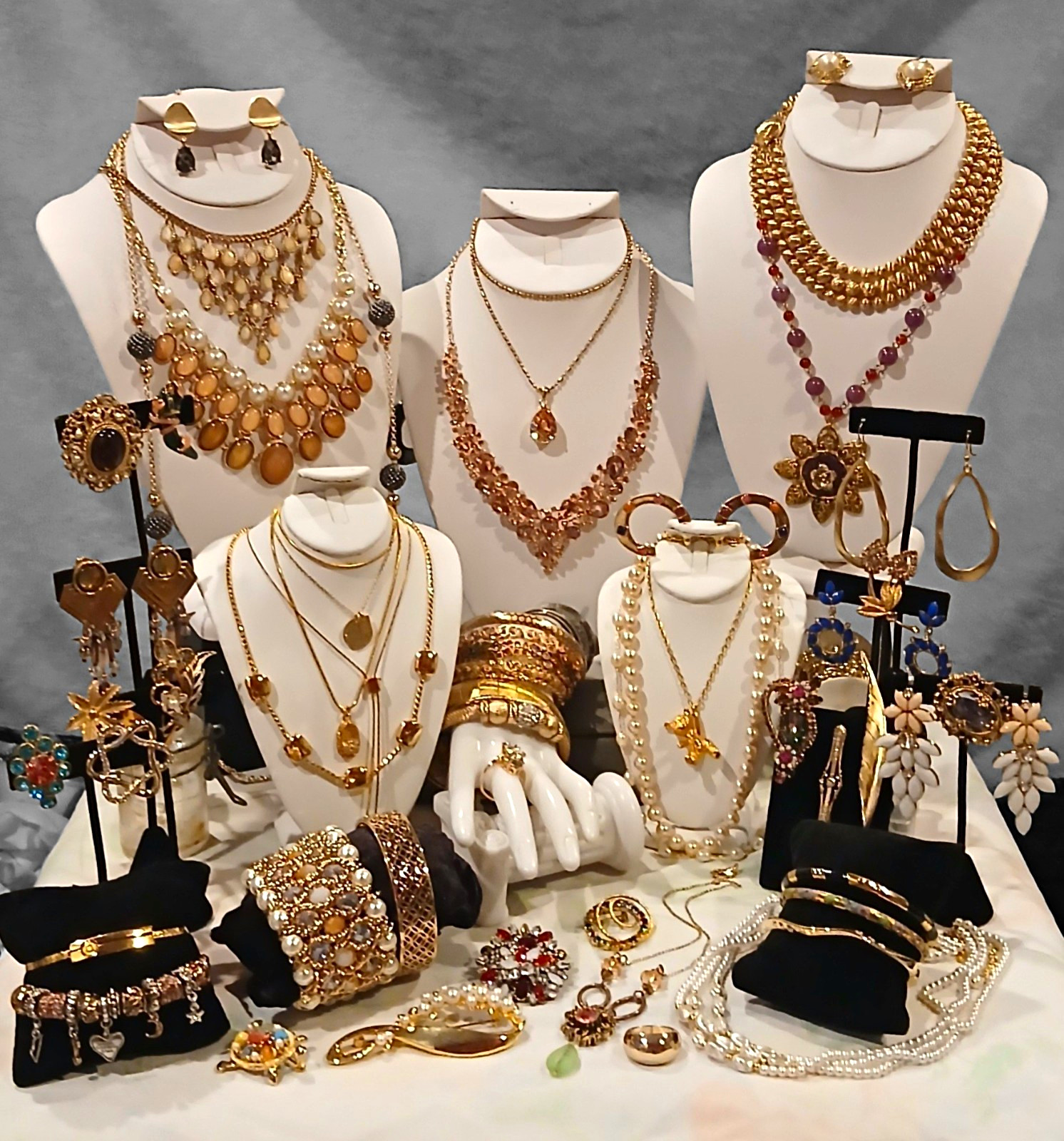 STUNNING VINTAGE GOLD-TONE JEWELRY COLLECTION LOT STUNNING VINTAGE GOLD-TONE JEWELRY COLLECTION LOT