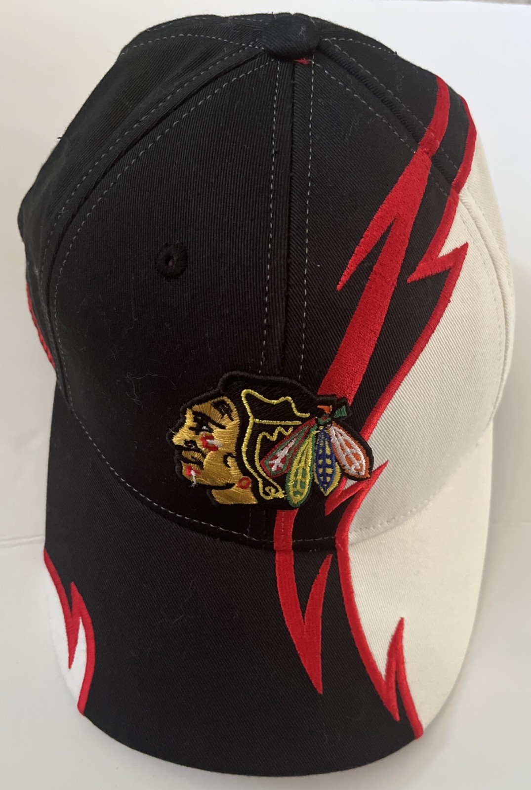 Reebok NHL Chicago Blackhawks vintage shark tooth style hat (strapback) Reebok NHL Chicago Blackhawks vintage shark tooth style hat (strapback)