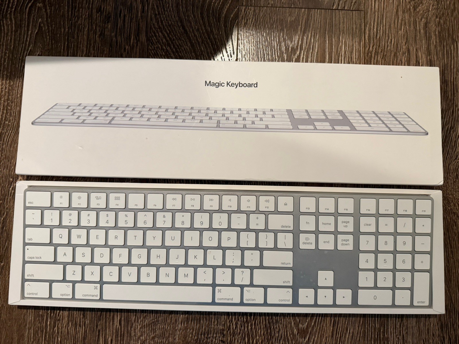 Apple Magic Keyboard with Numeric Keypad Silver MQ052LL/A Wireless A1843 white Apple Magic Keyboard with Numeric Keypad Silver MQ052LL/A Wireless A1843 white