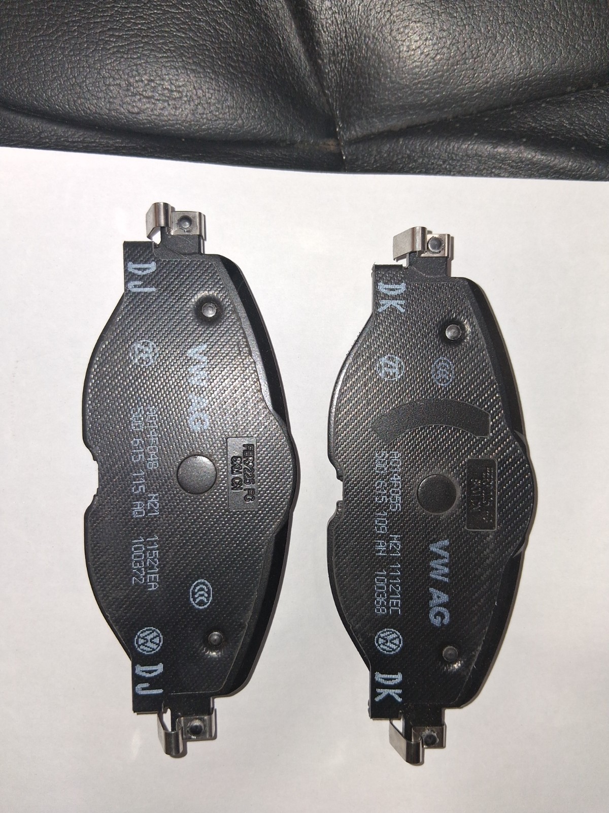 Genuine VW Audi . front brake pads set 5Q0698151AM OEM 4 PADS NO SENSOR Genuine VW Audi . front brake pads set 5Q0698151AM OEM 4 PADS NO SENSOR