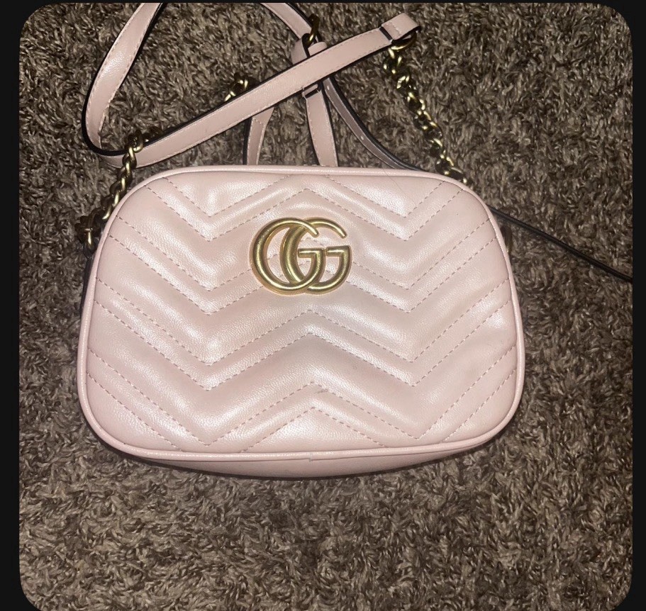 Authentic Gucci Women’s Small Pink Quilted GG Logo Zip Crossbody gold chain Authentic Gucci Women’s Small Pink Quilted GG Logo Zip Crossbody gold chain