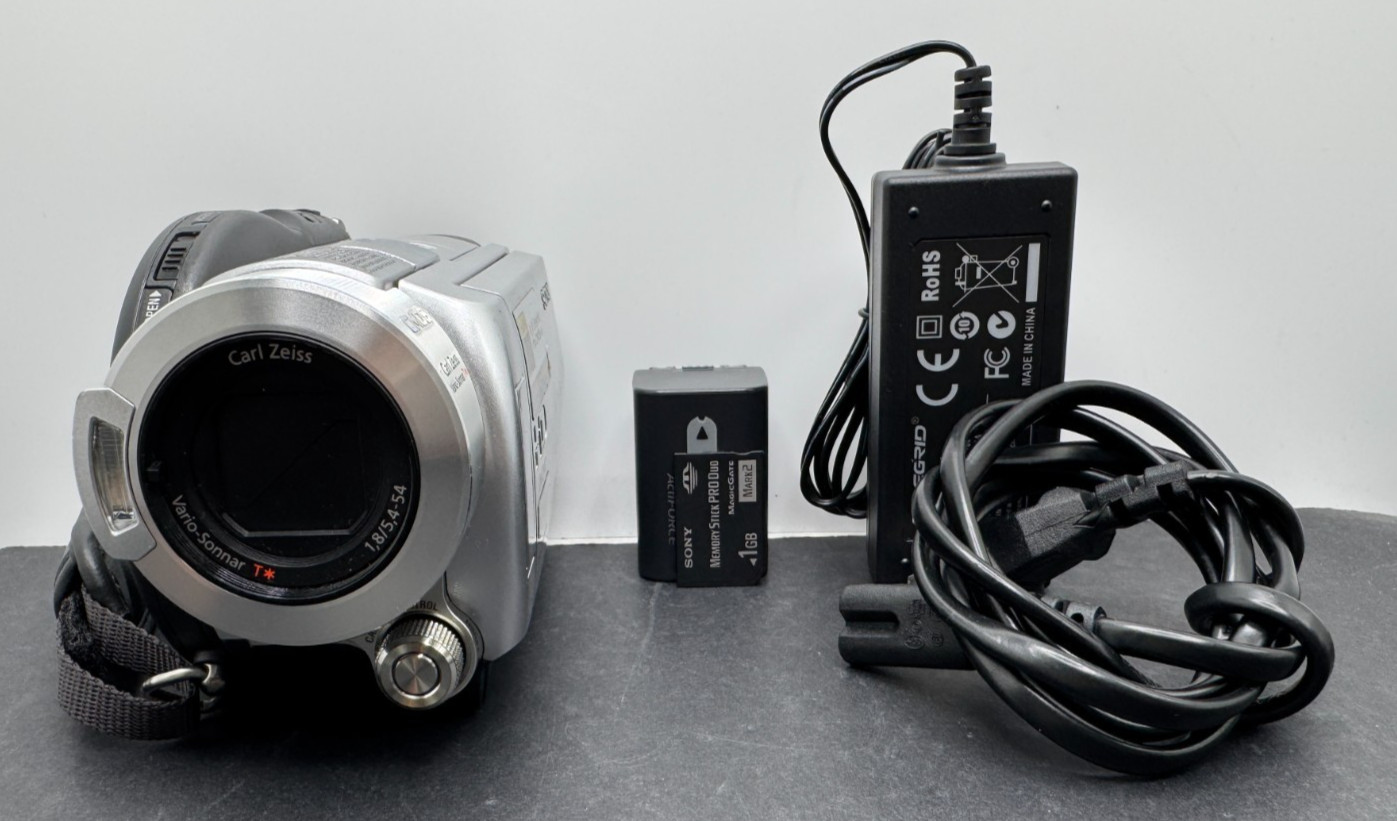 Sony Handycam HDR-UX5 4.0 Megapixels With Box SD Card Charger & Battery *USED*
