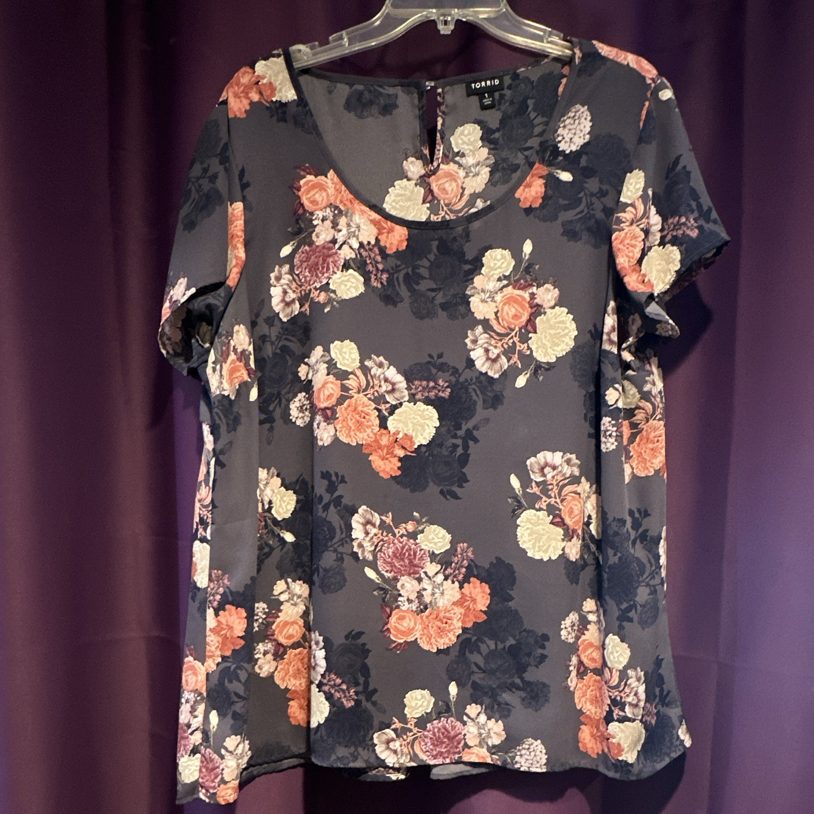 Torrid Women’s 1X Purple Floral Short Sleeve Scoop Neck Button Blouse Torrid Women’s 1X Purple Floral Short Sleeve Scoop Neck Button Blouse