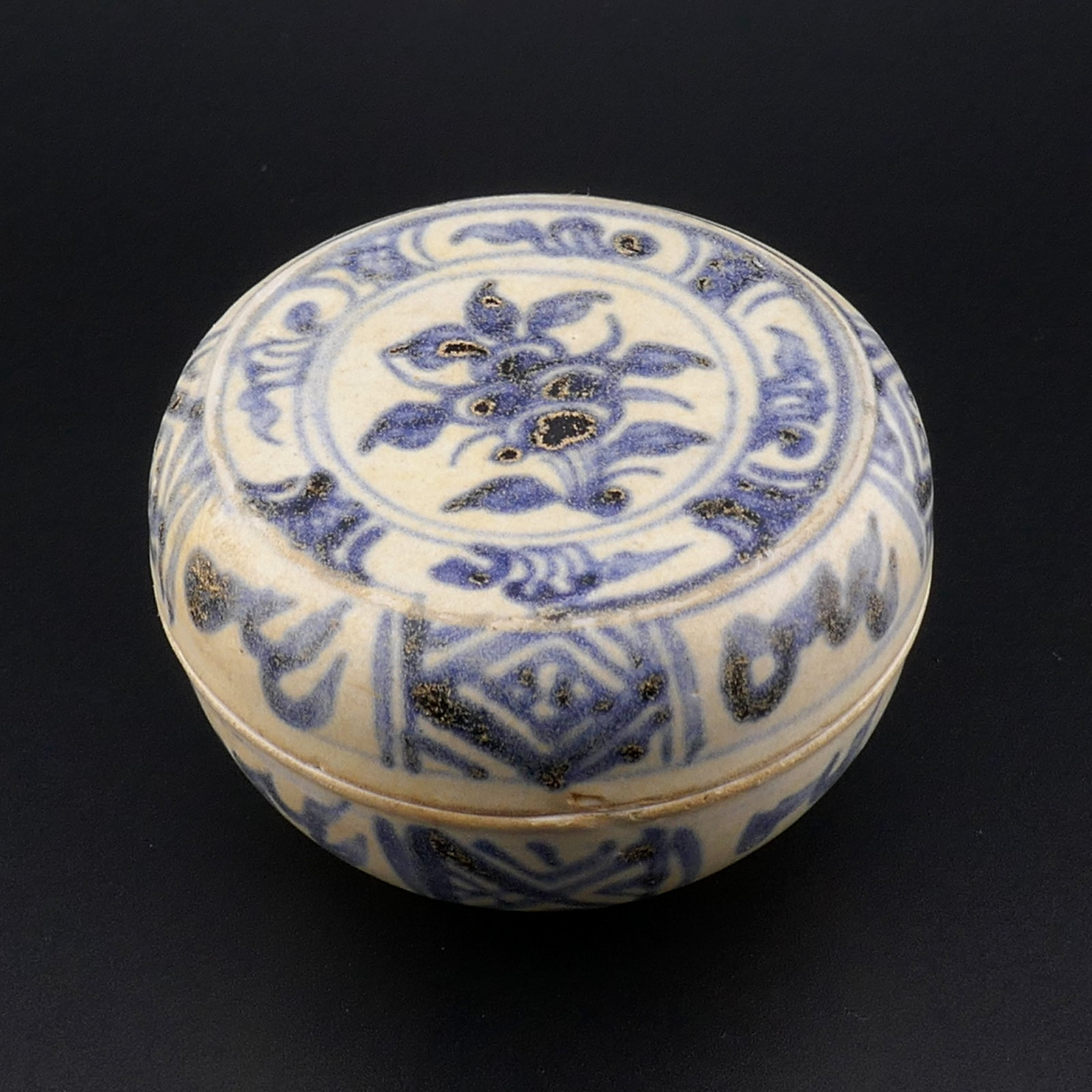 ANTIQUE 15th/16thC VIETNAMESE ANNAMESE BLUE AND WHITE POTTERY BOX POT AND COVER