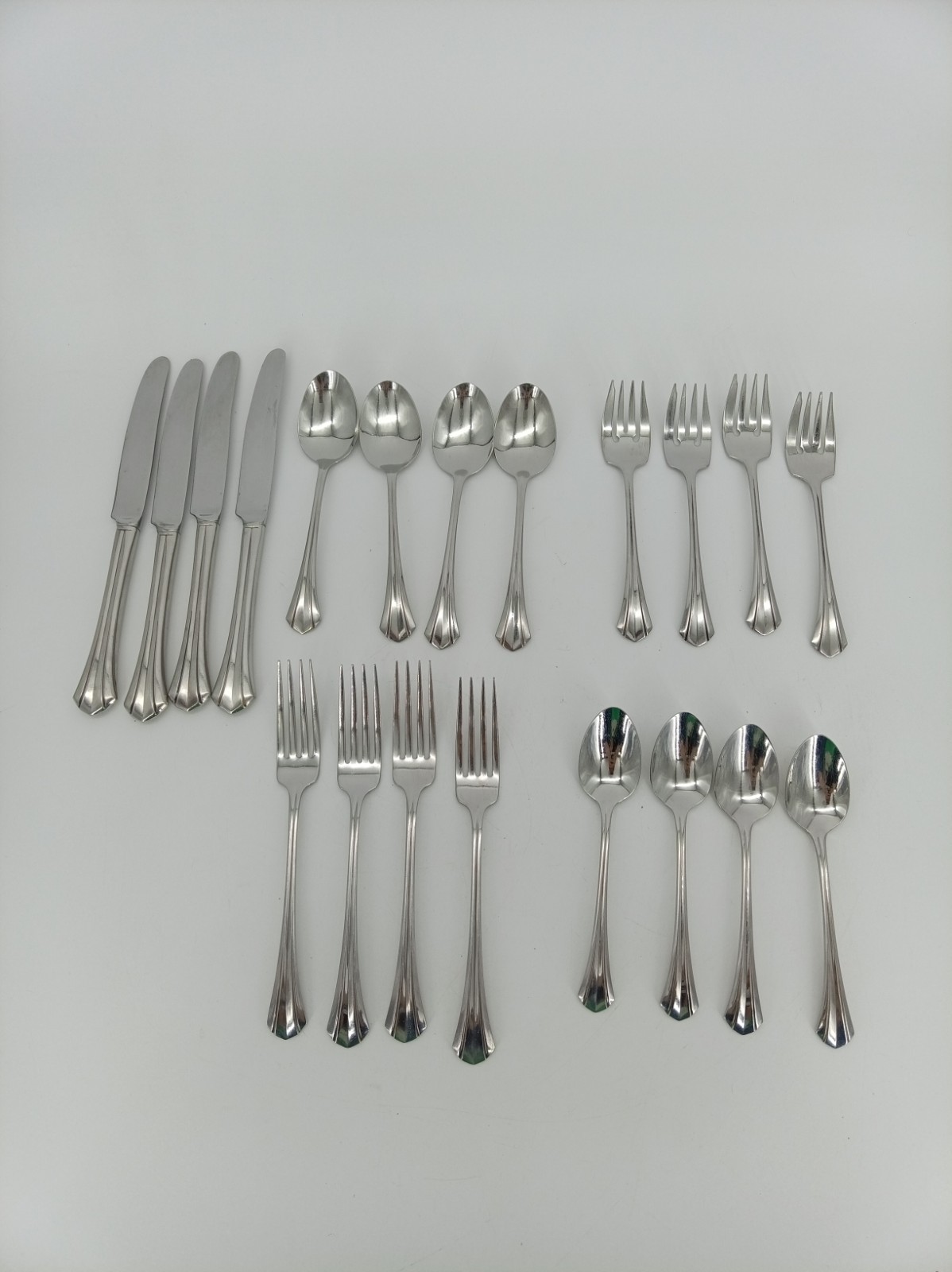 Vintage Oneida Deluxe “Rushmore” 20 Piece Set - 1997-2001 Great Condition Vintage Oneida Deluxe “Rushmore” 20 Piece Set - 1997-2001 Great Condition