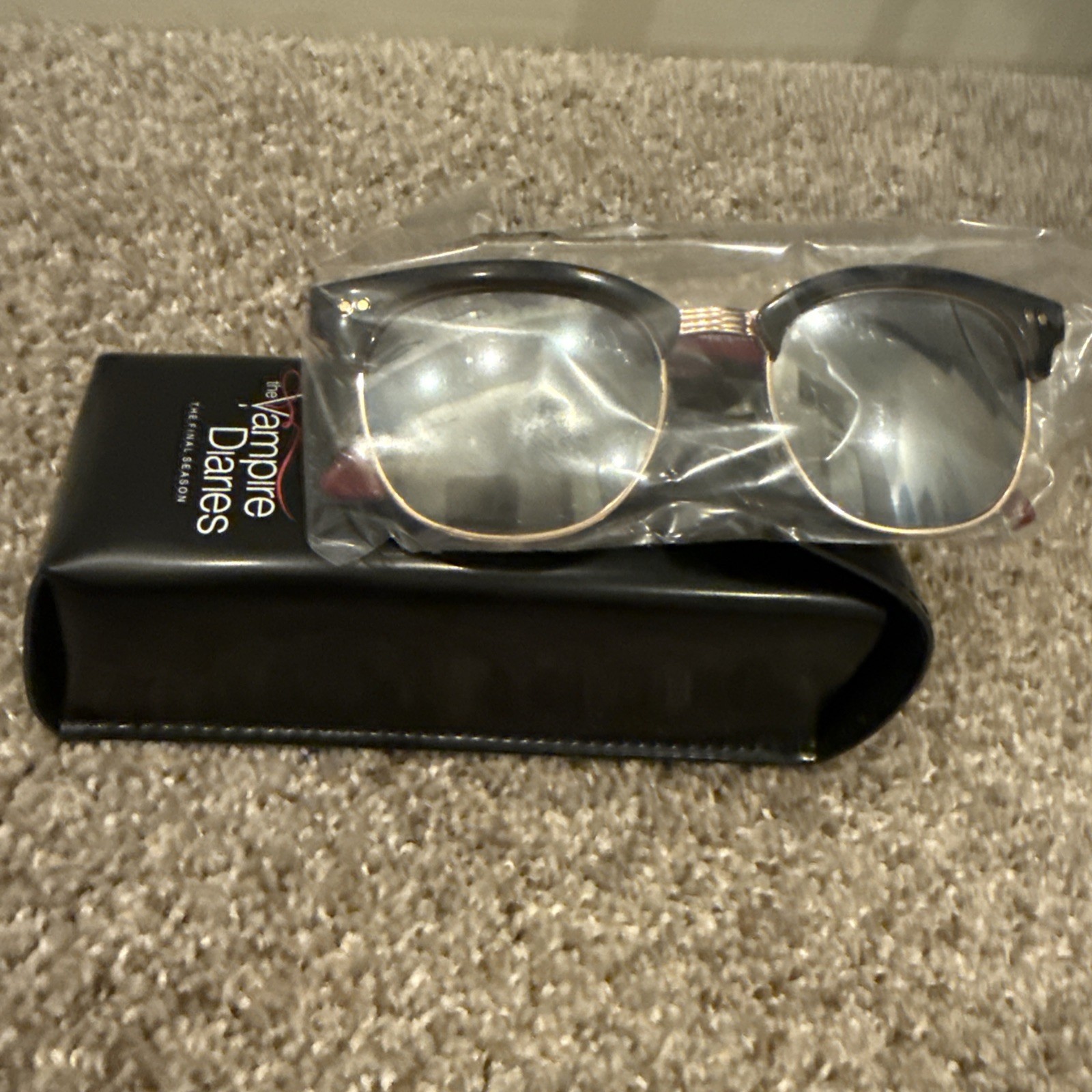 Vampire Diaries The Final Season - Cast and Crew Sunglasses New Never Worn Vampire Diaries The Final Season - Cast and Crew Sunglasses New Never Worn